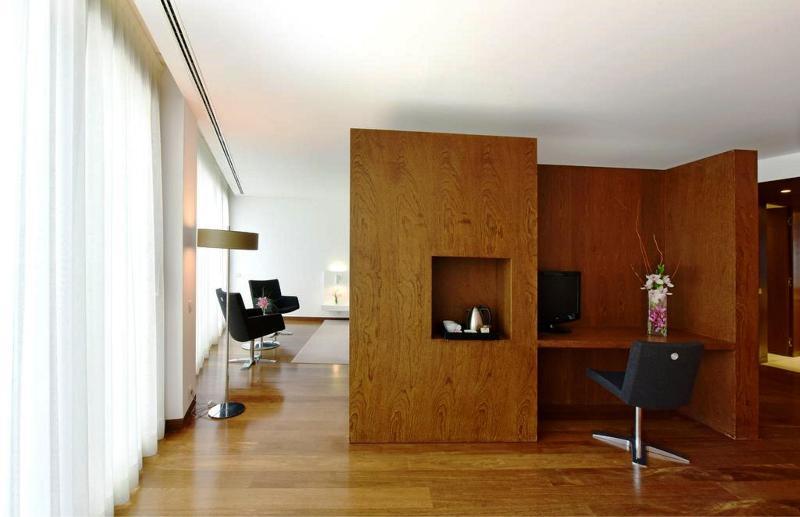 Pousada Palacio De Estoi - Small Luxury Hotels Of The World Екстер'єр фото Interior of a suite at the Mandarin Oriental, Munich