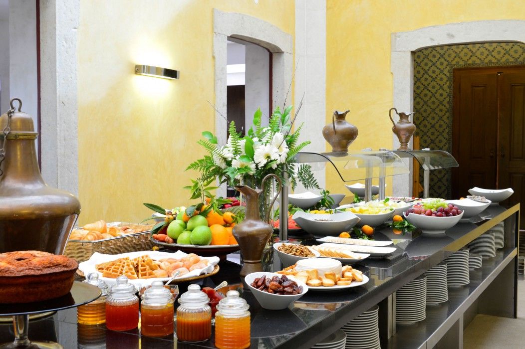 Pousada Palacio De Estoi - Small Luxury Hotels Of The World Екстер'єр фото A buffet at a hotel