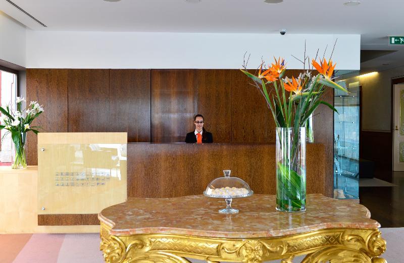Pousada Palacio De Estoi - Small Luxury Hotels Of The World Екстер'єр фото A hotel receptionist at the front desk